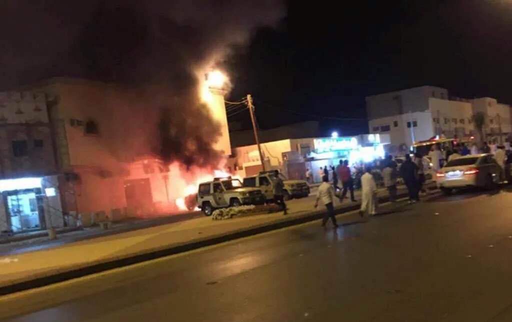 مدني الدلم يخمد حريق اندلع في مركبات للشرطة  (2)