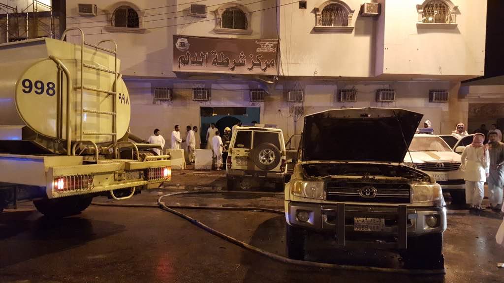 فيديو.. “مدني الدلم” يخمد حريقًا اندلع في مركبات للشرطة