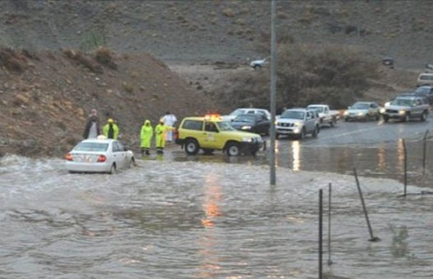 مدني الرياض ينقذ 31 شخصاً احتجزتهم السيول بالدوادمي