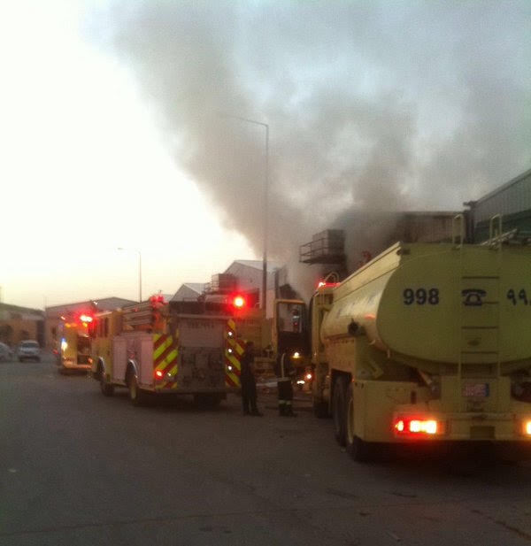 بالصورة.. مدني الرياض يباشر حريقًا بمستودع للورق