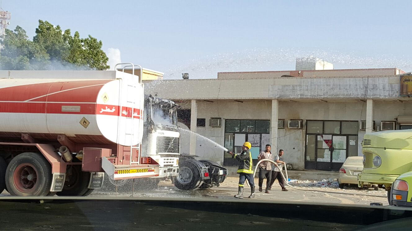 بالصور.. مدني #المظيلف يُخمد حريقاً قُرب محطة وقود في وقت قياسي