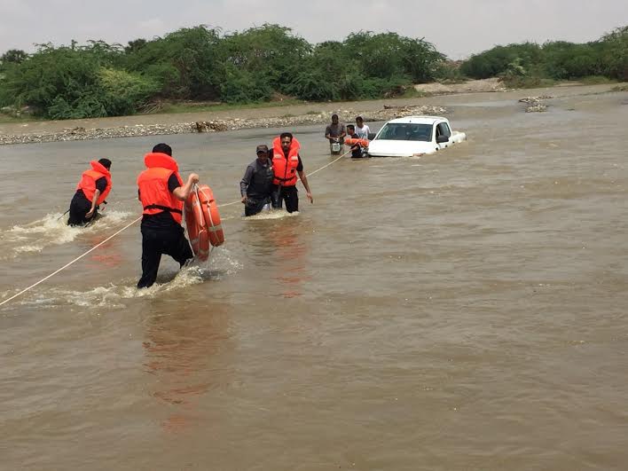 مدني جازان ينتشل غريقين وينقذ 4 أشخاص احتجزوا بداخل مركبة 2