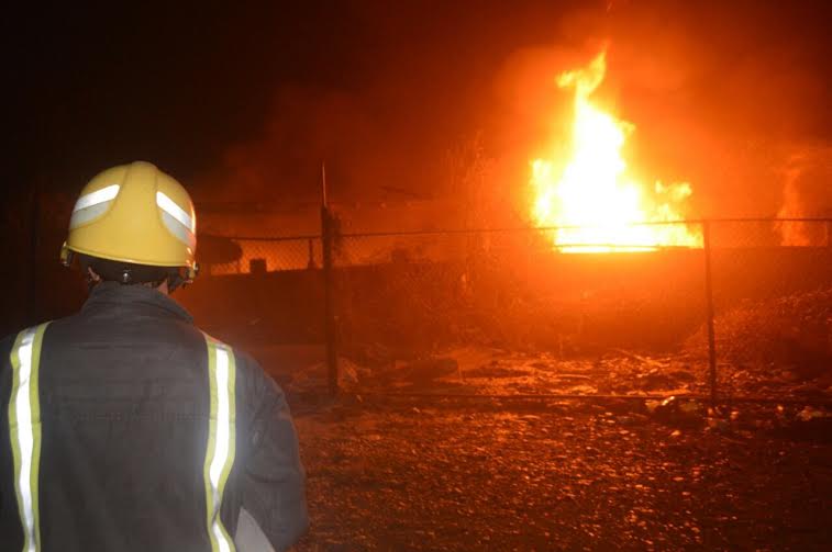 مدني جدة يُخمد حريقا نشب في معمل زيوت وأسفنج 2