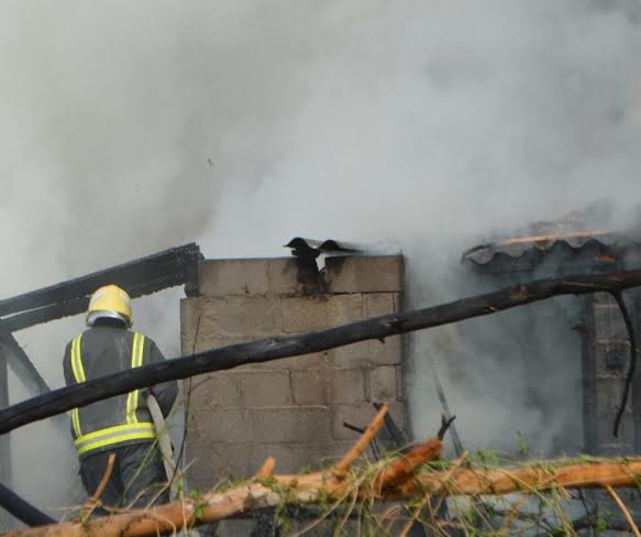 مدني جدة يُخمد حريقاً في فناء بحي مشرفة