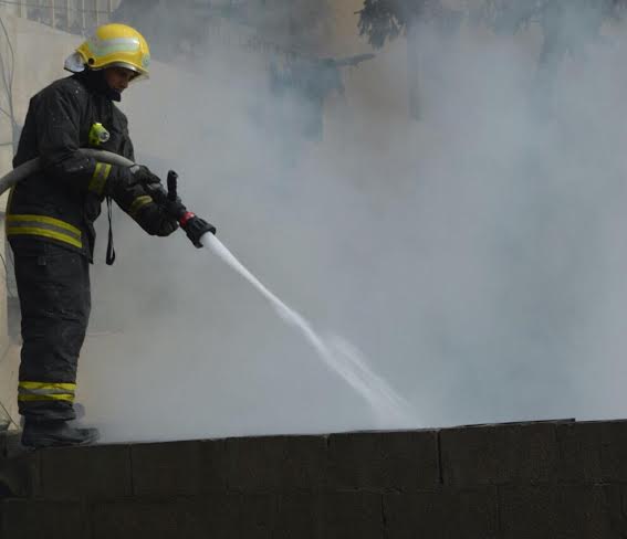 مدني جدة يُخمد حريقاً في فناء بحي مشرفة2