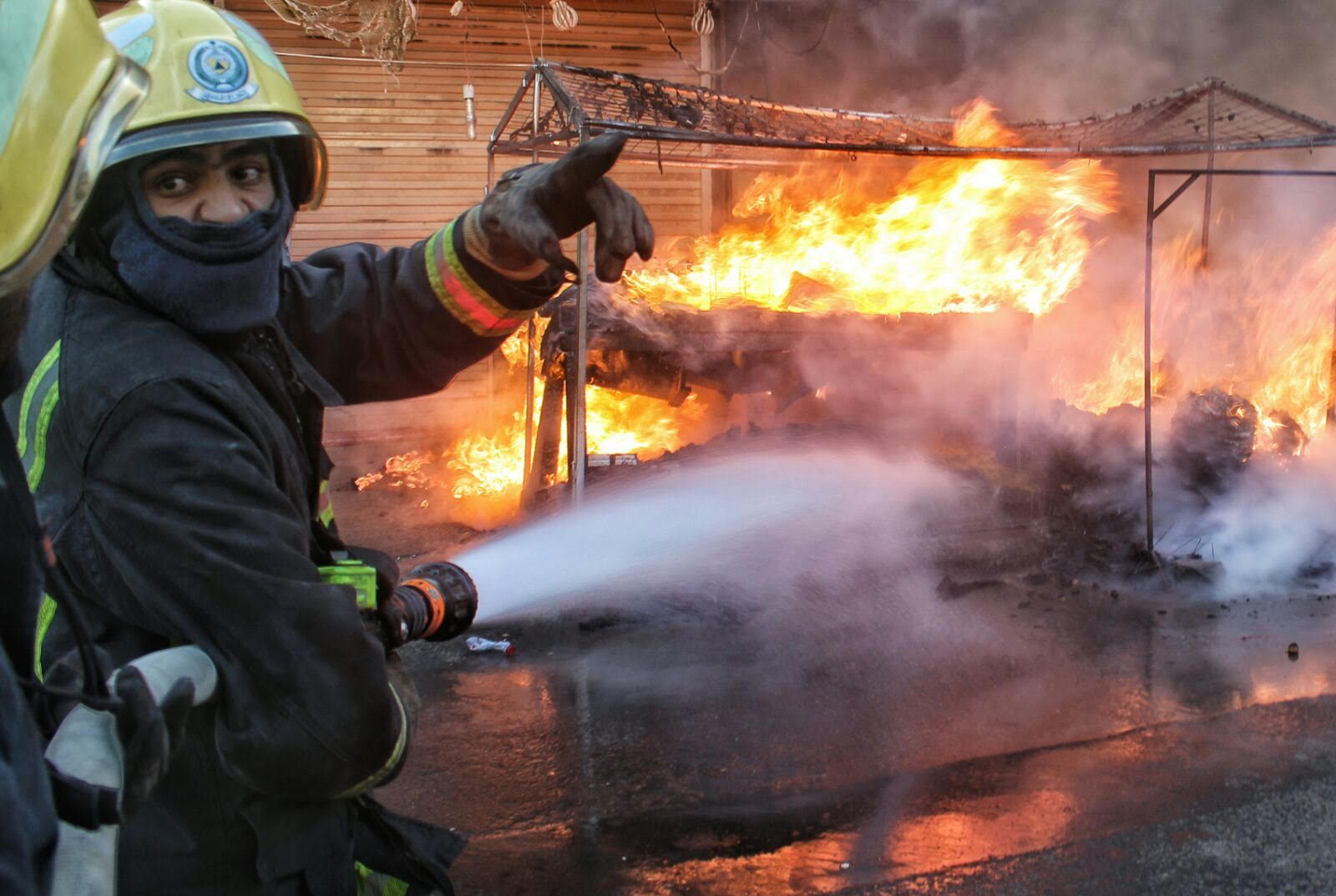 مدني حائل يباشر حريق بمباسط نسائية بسوق برزان (4)