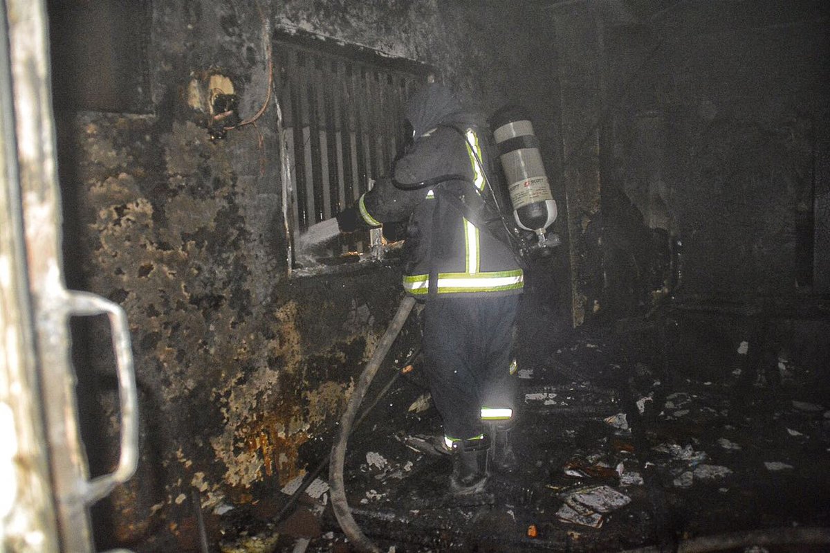 مدني حائل يُخمد حريقًا بسكن عمال وإنقاذ طفل في تبوك اُحتجز داخل “رمل”