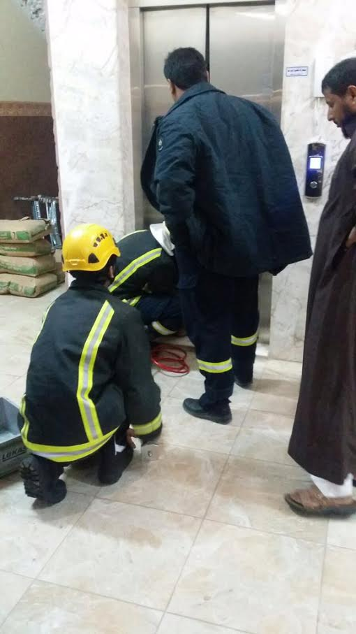 مدني طريف ينقذ طفلين تم احتجازهما في مصعد بحي سلطانة