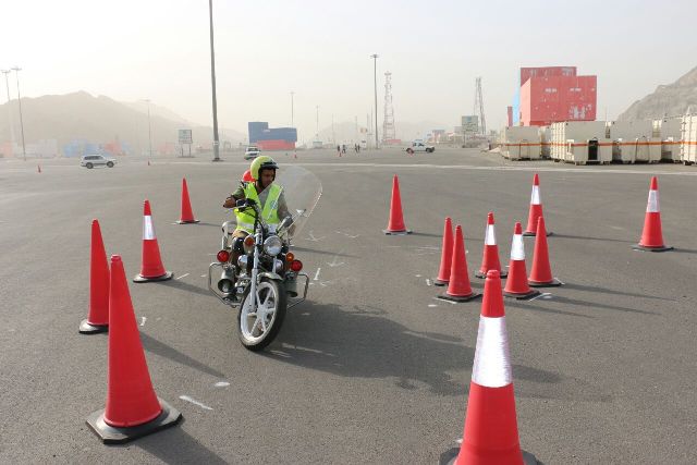 600 رجل دفاع مدني يتدربون على الدرجات النارية بمكة