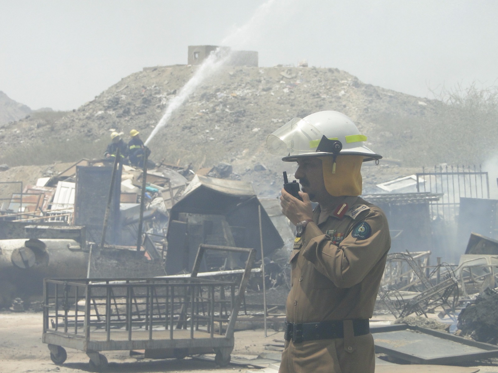 مدني مكة يسيطر على حريق في مستودع بمنطقة المعيصم (2)