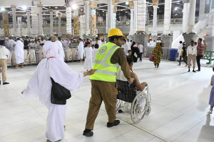 إنقاذ 120 معتمراً بالحرم في أول جمعة بشهر رمضان