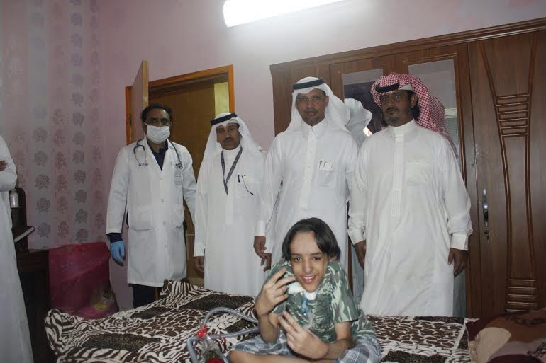 مدير مستشفى #محايل يزور مرضى الطب المنزلي