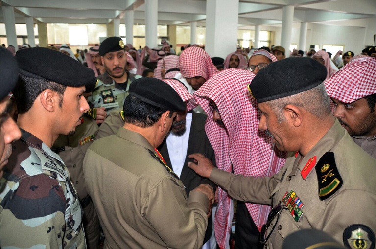 مدير الأمن العام يتقدم مشيعي الشهيد ال فائع في خميس مشيط (4)