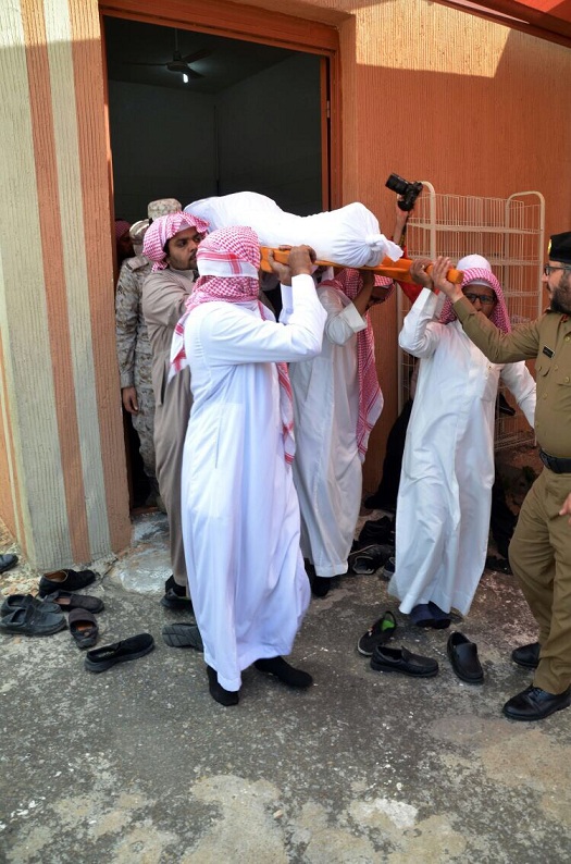 مدير الأمن العام يتقدم مشيعي الشهيد ال فائع في خميس مشيط (7)