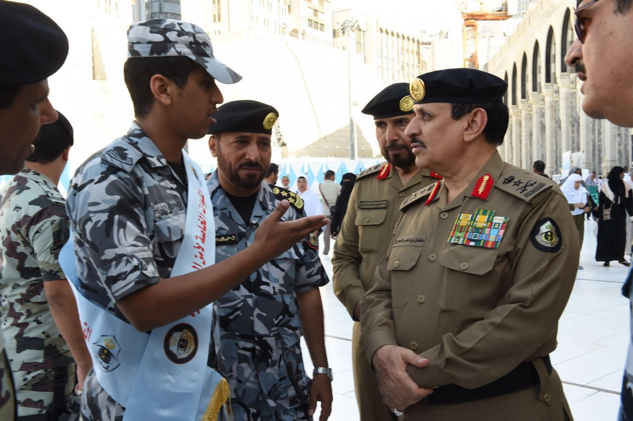 مدير الأمن العام يقف على تطبيق خطة أمن العمرة لشهر رمضان (4)