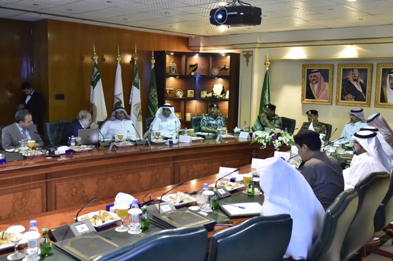 مدير الأمن العام يناقش مع أمين واعضاء هيئة تطوير مكة ‫(1)‬ ‫‬