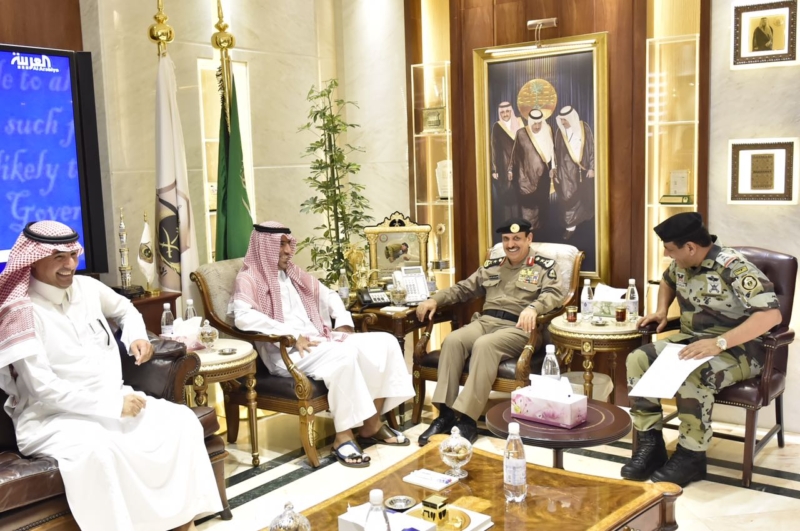 مدير الأمن العام يناقش مع أمين واعضاء هيئة تطوير مكة ‫(34669057)‬ ‫‬