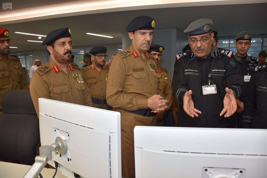 الفريق العمرو يناقش المبادرات ويطلع على الآليات خلال زيارته مركز العمليات الموحد 911 في مكة