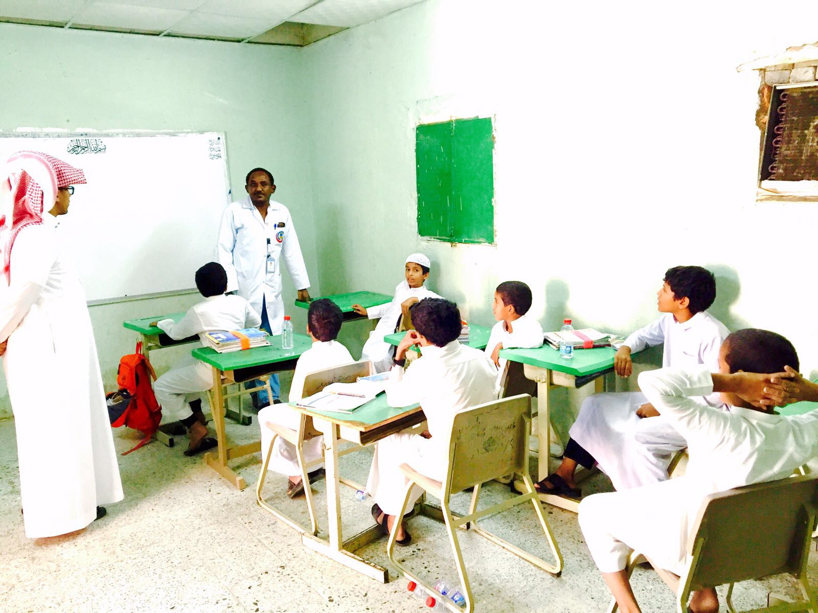 مدير تعليم الليث مرعي البركاني يطمأن على طلاب قرية المستنقع (3)