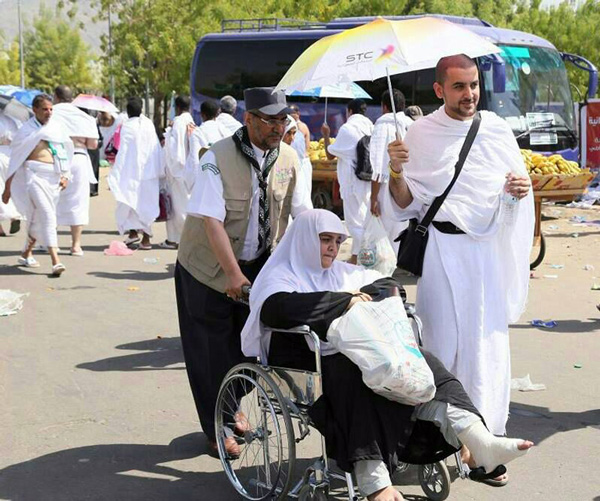 بالصورة.. مدير تعليم مكة يشارك في دفع عربة “مُسنة”