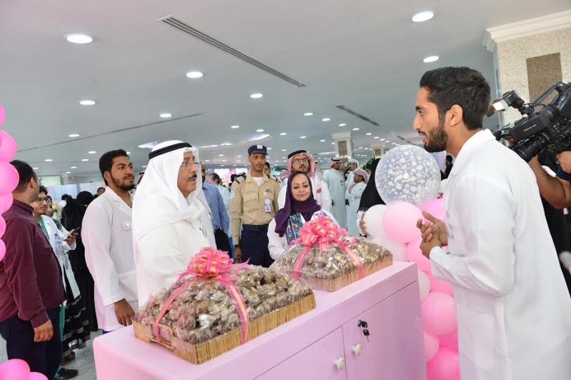 مدير جامعة الدمام يدشن حملة مكافحة سرطان الثدي بالخبر 2