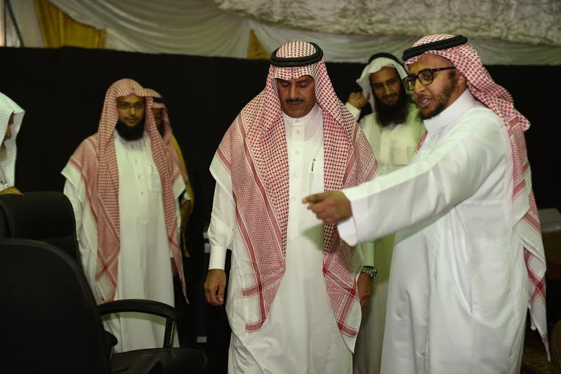 بالصور.. مدير جامعة الملك خالد يزور خيمة أبها السياحية الدعوية