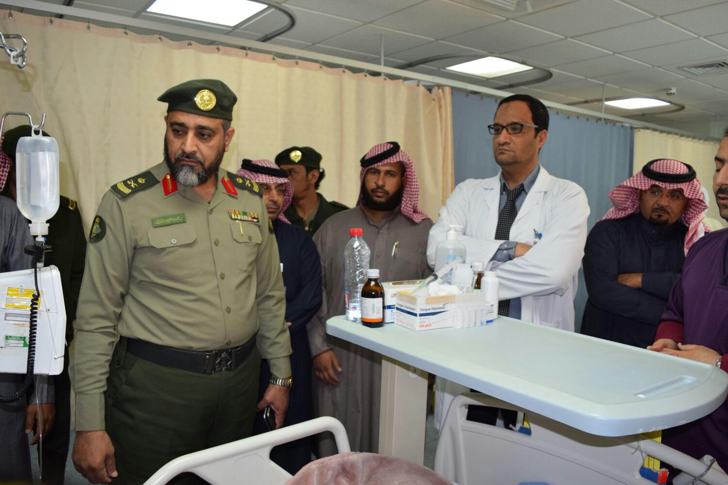 بالصور.. مدير جوازات #الشمالية يزور النقيب العنزي بمستشفى #رفحاء