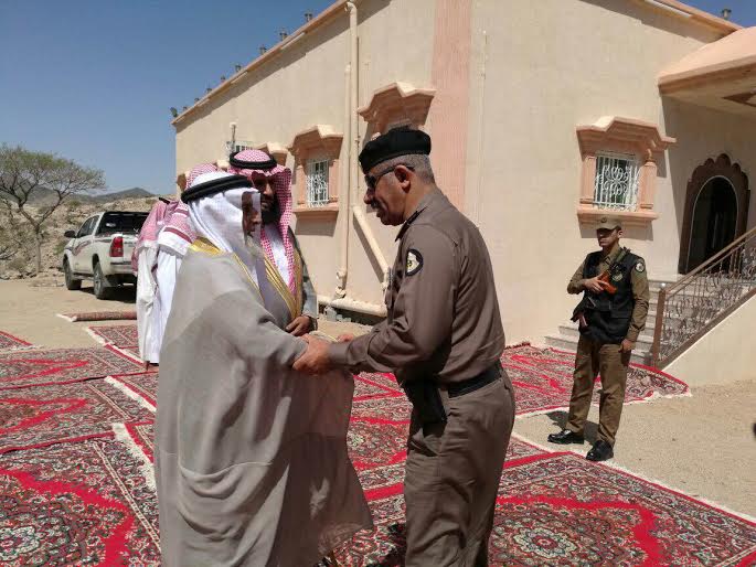 مدير شرطة منطقة عسير يقدم وأحب العزاء في الرقيب جبران ال مفتاح