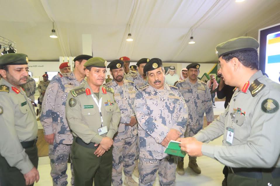 شاهد بالصور.. مدير عام حرس الحدود يزور معرض الجوازات بالجنادرية