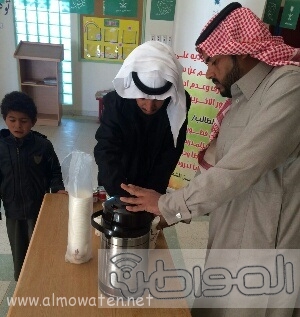 مدير-مدرسة-الشقيق-بالجو-يقدم-الحليب-لتدفئة-الطلاب (2)