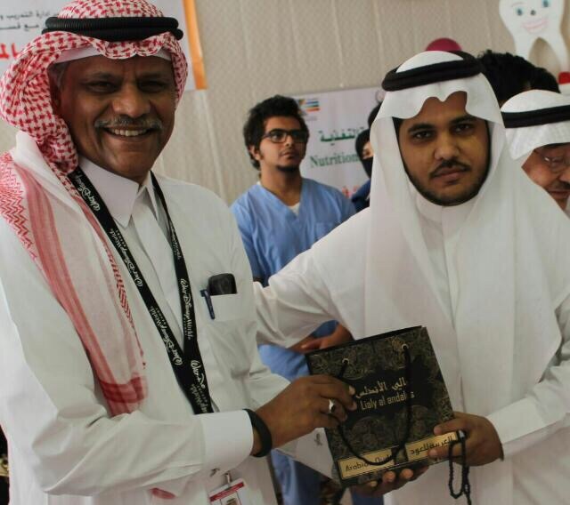 مدير مستشفى الملك فهد بـ #جدة يُكرِّم النجيلي