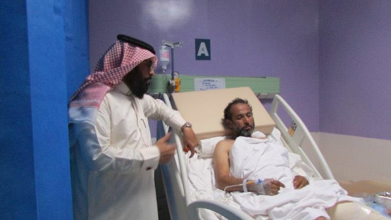 مدير مستشفي ضمد يزور مصابي المقاومة اليمنية (1)