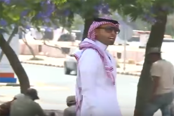 فيديو.. مذيع يتلقى مخالفة مرورية أثناء تصويره برنامجاً عن المملكة