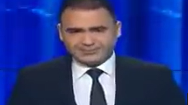 فيديو مؤثر .. مذيع تونسي ينهار باكيًا وهو يقرأ نبأ وفاة صديقه