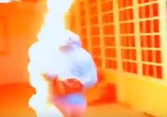 بالفيديو: مذيع يشعل النيران في ضيفه بأحد البرامج