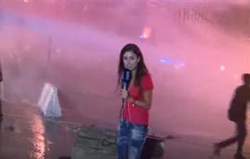 على الهواء مباشرة.. "مذيعة" تتعرض للضرب من الأمن اللبناني - المواطن