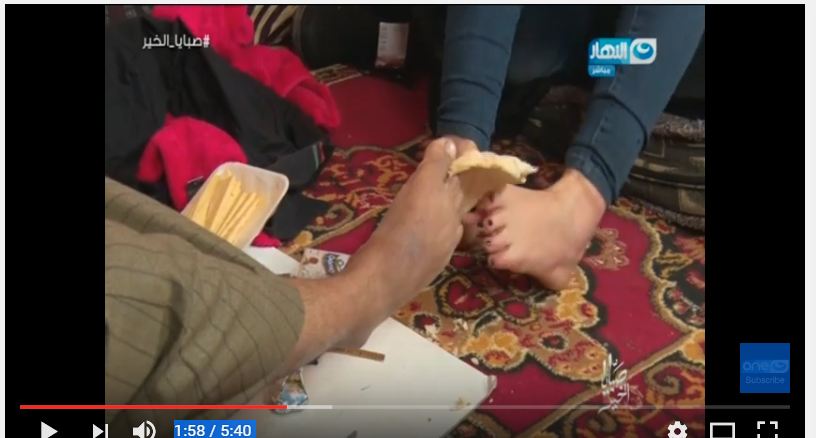 بالفيديو.. مذيعة مصرية تأكل بقدميها على الهواء