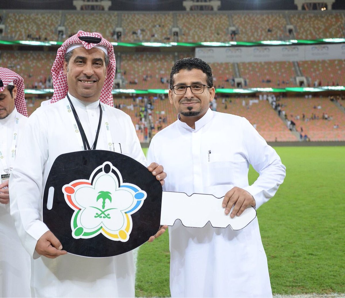 تسليم الفائزين بالسيارتين في مباراة المنتخب السعودي ومولدوفا