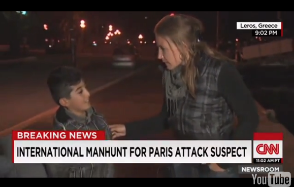 مراسلة قناة “CNN” الاميركية تقطع تقريرها على الهواء للتحدث مع طفل لاجئ بالعربية