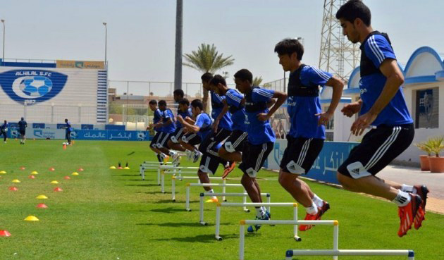 التواء المفصل يبعد بيشي الهلال وكاستلو يصل خلال ساعات