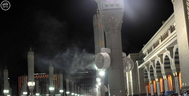 436 مروحة رذاذ تلطف الأجواء في ساحات المسجد النبوي