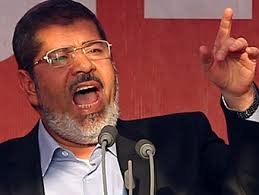 النيابة تتهم مرسي بـ “البلطجة” وتحريض أنصاره على قتل المتظاهرين .