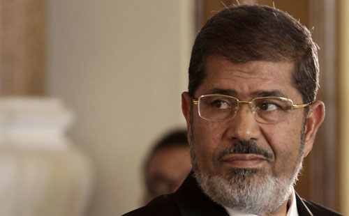 مرسي يحضر محاكمته بتهمة التخابر في قفص زجاجي