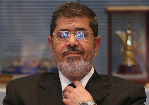 بلبلة وهتافات ومسيرات ترفع أول جلسة لمحاكمة “مرسي”