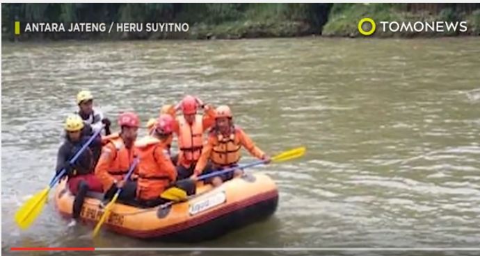 بالفيديو.. غرق شخص وفقدان اثنين آخرين في أحد أنهار إندونيسيا