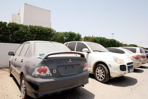 أمانة الرياض تتوعّد أصحاب المركبات المهملة بالغرامات والحجز