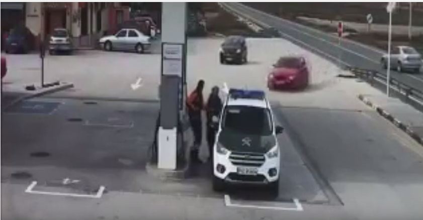 بالفيديو.. قائد مركبة متهور يقتحم محطة وقود