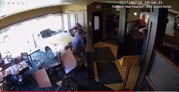 بالفيديو.. قائد مركبة متهور يقتحم مطعمًا ويصدم رجلين