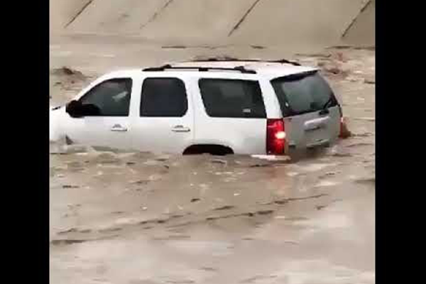 بالفيديو.. قائد مركبة متهور ينجو من سيل جارف بأعجوبة