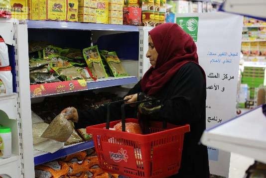 بالصور.. المملكة تقدم معونات غذائية لـ 19.676 فلسطينيًا في غزة